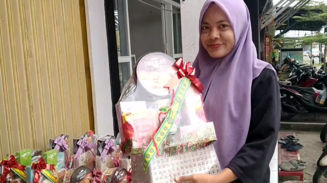 Berkah Jelang Lebaran, Pengrajin Parsel di Cirebon Kebanjiran Pesanan