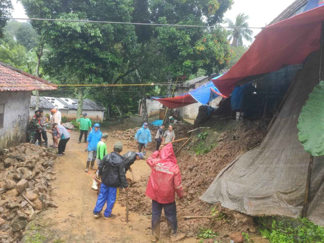 Kemensos Salurkan Bantuan bagi Warga Terdampak Banjir dan Longsor di Bogor