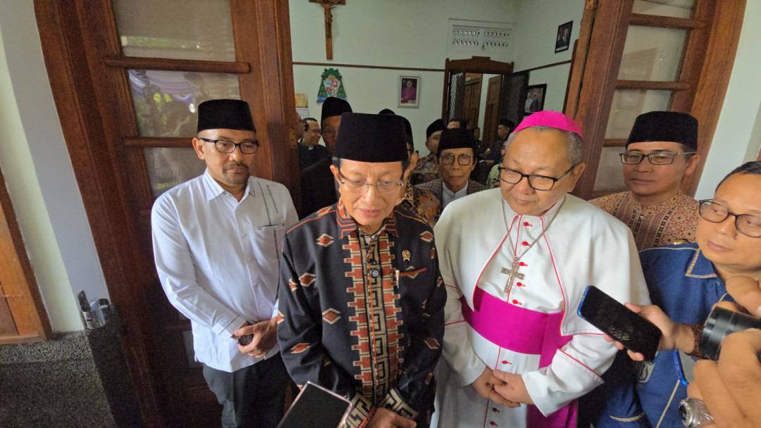 Simbol Kerukunan: Menag Kunjungi Katedral Surabaya