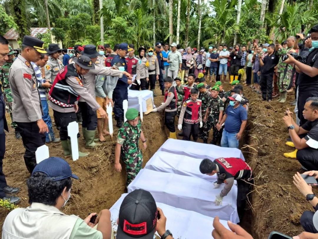 Duka Agam: Korban Longsor Massal Dimakamkan
