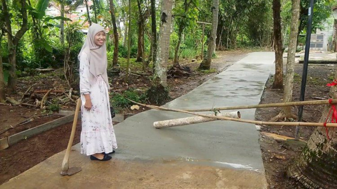 Kisah Inspiratif: Pejuang Kanker Nurjanah Bangun Jalan Antar-Kampung dengan Dana Pribadi