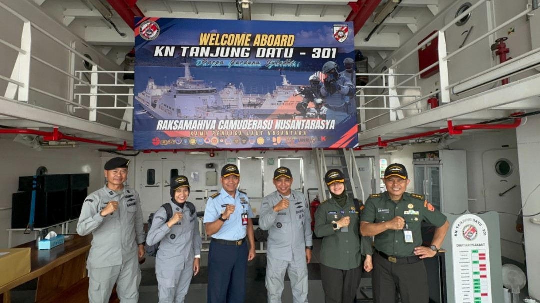 Kemhan RI Tinjau Kesiapan Persenjataan KN. Tanjung Datu-301 di Dermaga Batam 
