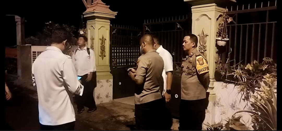 Polisi Gunakan Alat Berat, Bongkar Reruntuhan dan Cari Bukti Ledakan Rumah Aipda Maryudi di Mojokerto