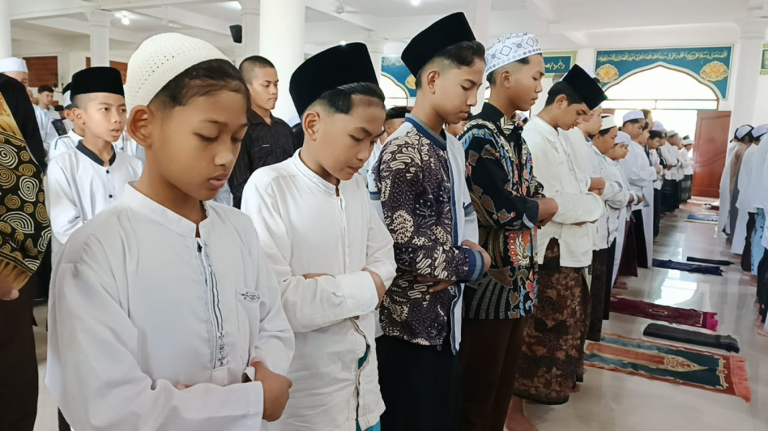 Sholat Ghaib dan Tahlil Santri Amanatul Um’mah untuk Korban Bencana Sumatra dan Aceh