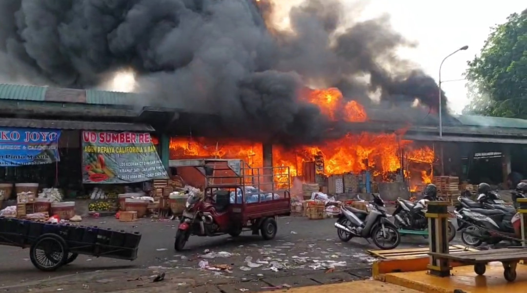 Kebakaran Landa Pasar Induk Kramat Jati, 16 Unit Damkar Dikerahkan