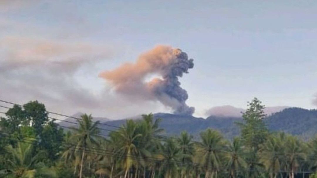 Aktivitas Meningkat, Gunung Dukono Semburkan Abu 800 Meter