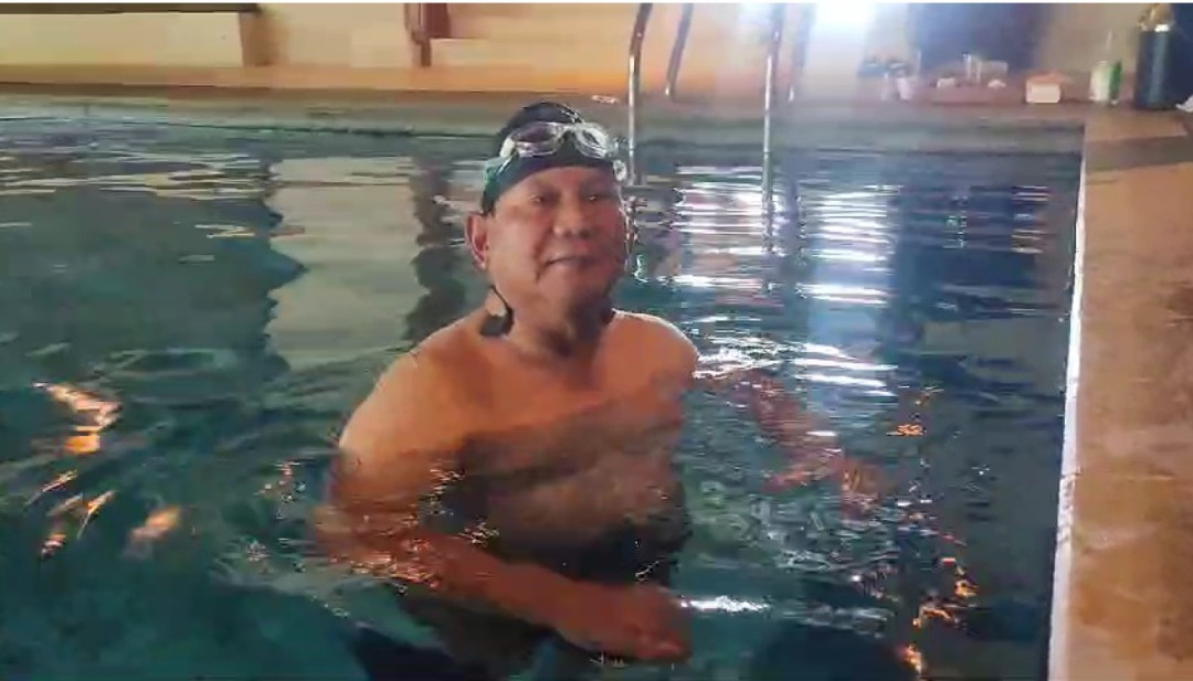 Usai Gunakan Hak Pilih, Capres Prabowo Sempatkan Berenang Di Rumah