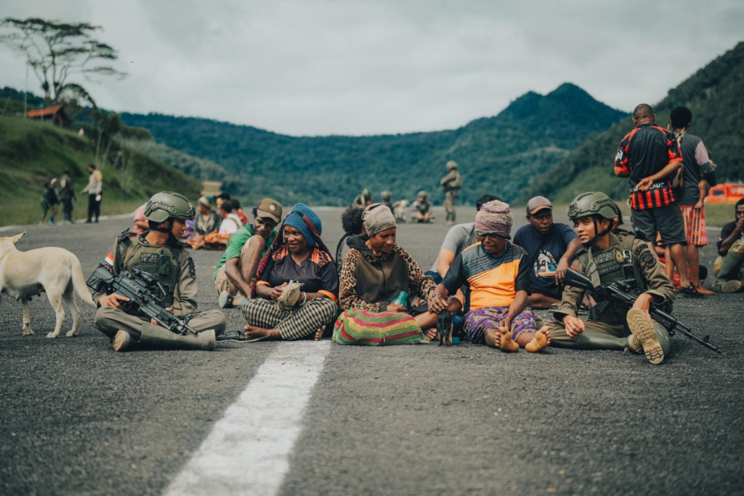 Satgas Damai Cartenz Amankan Hari Pasar Kiwirok