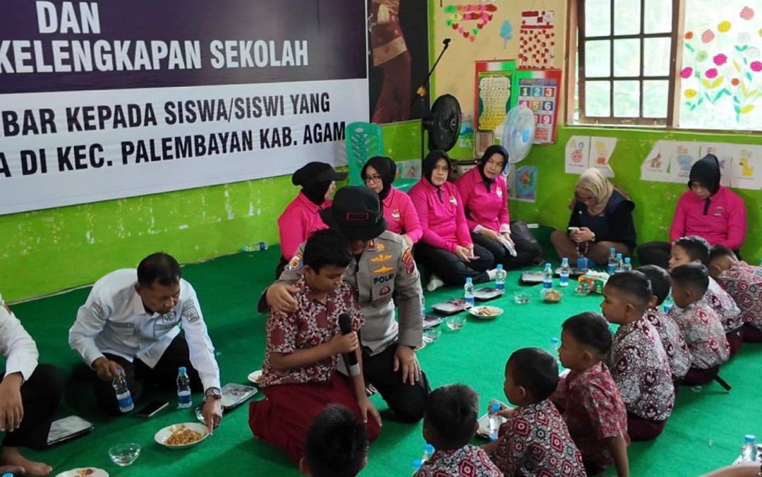 Polda Sumbar Salurkan 400 Paket Perlengkapan Sekolah untuk Pelajar Terdampak Bencana di Agam