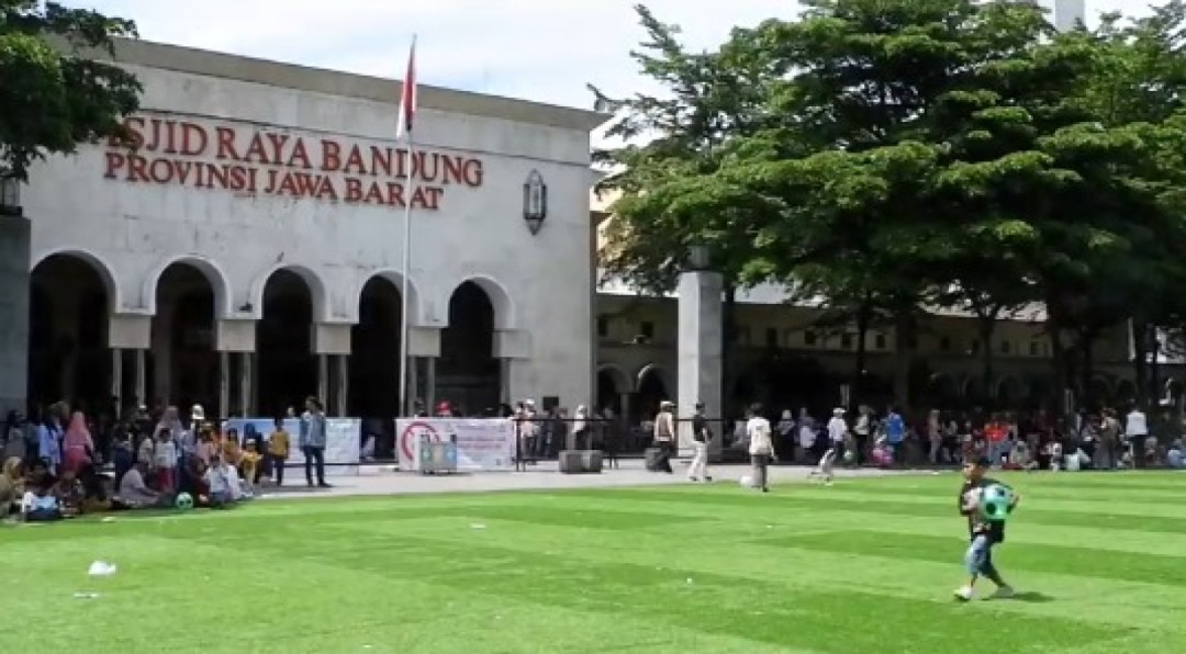 Taman Alun-Alun Kota Bandung: Destinasi Liburan Gratis yang Populer