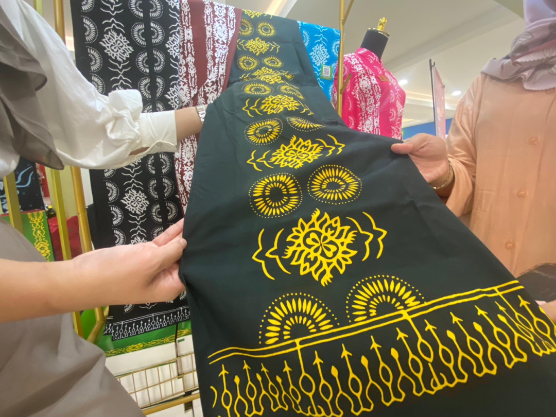 Batik Les Plank, Sentuhan Modern Ornamen Rumah Adat Bengkulu