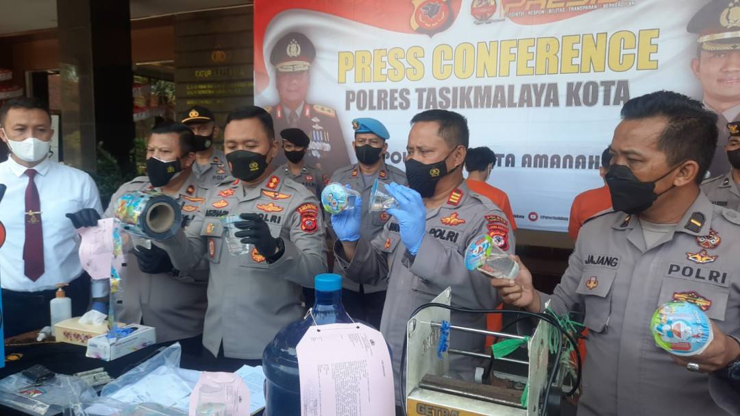 Polisi Amankan Tiga Pembuat dan Rumah Produksi Miras Ilegal