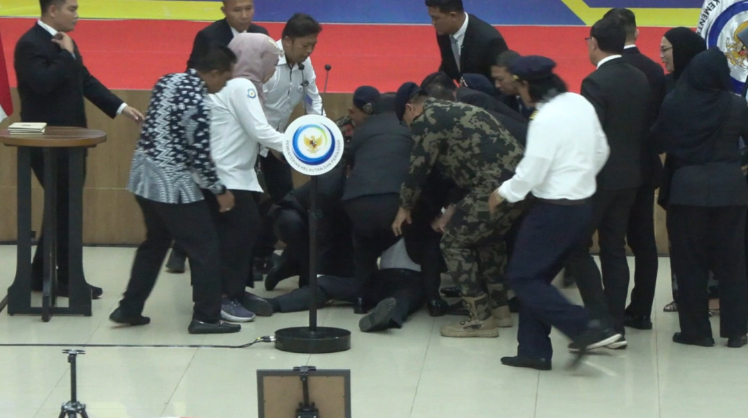 Menteri KKP Pingsan Saat Upacara Pelepasan Korban Pesawat ATR 42-500