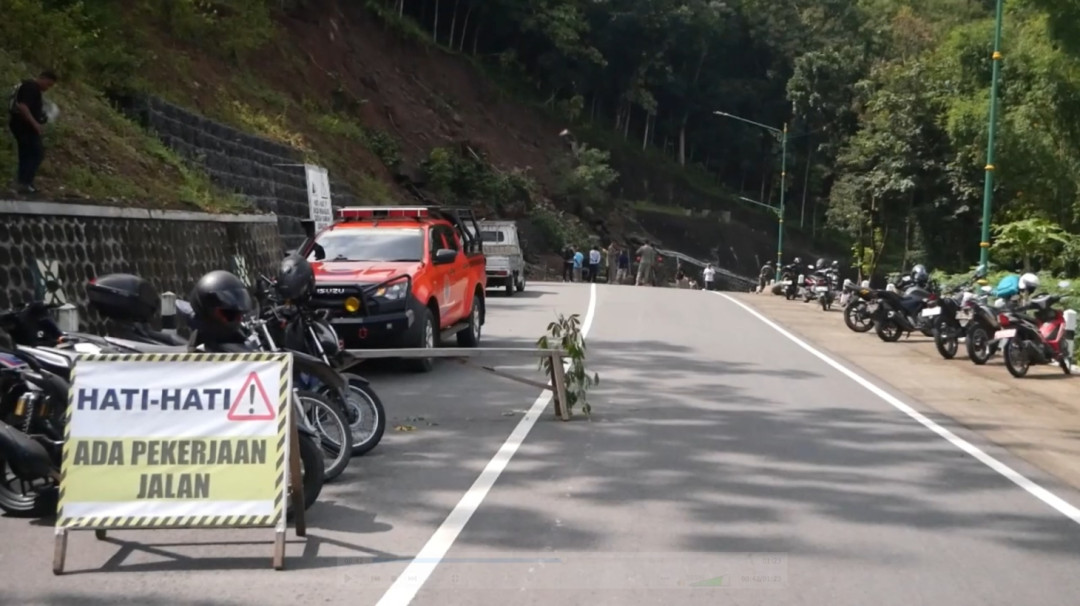 Longsor Tutup Jalur Utama Clongop, Gedangsari, Gunungkidul