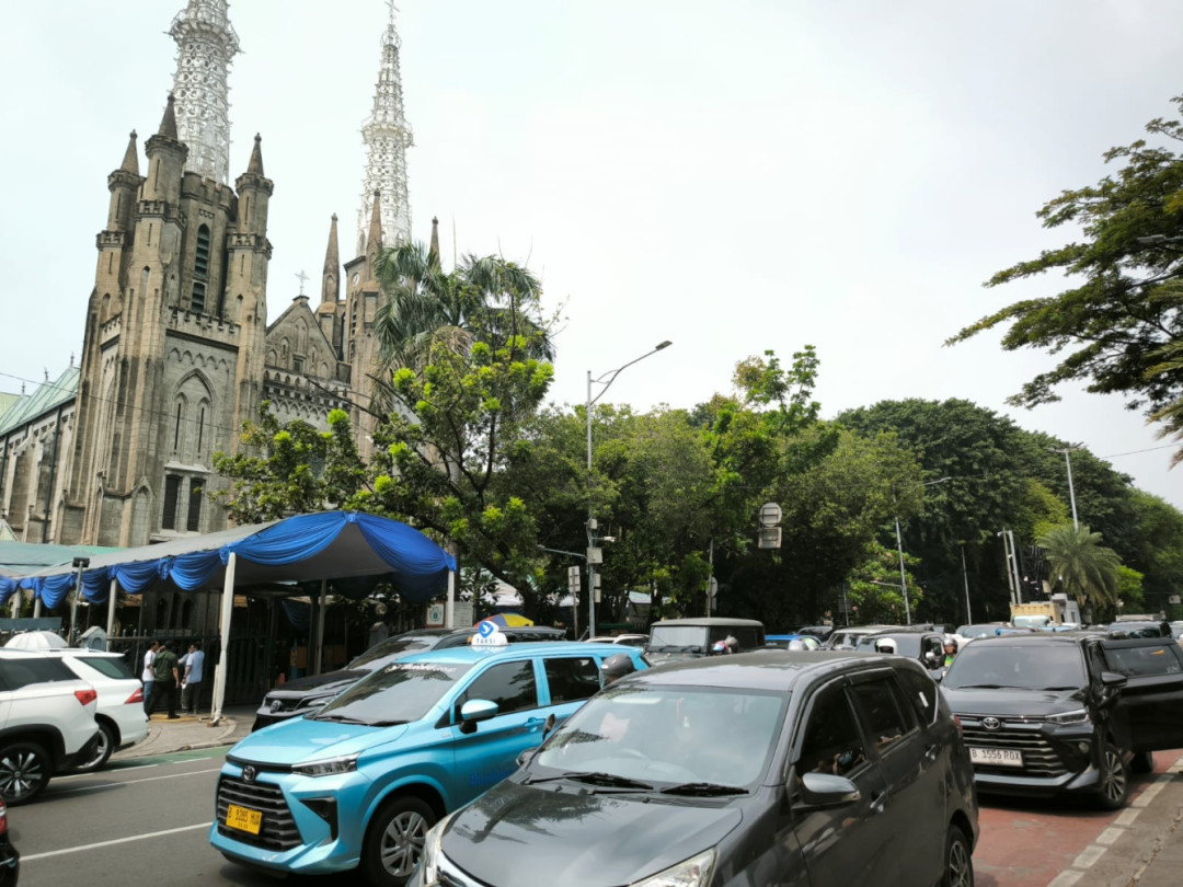 Tak Ada Misa Khusus, Tapi Gereja Katedral Penuh Duka Jelang Pemakaman Paus Fransiskus