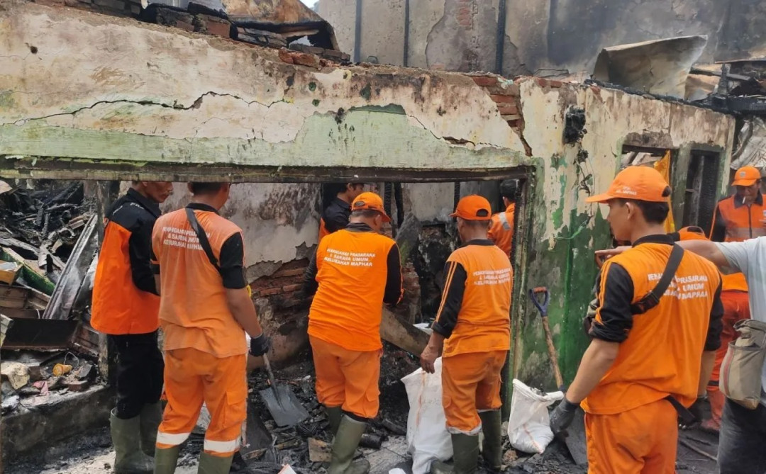 Ratusan Personel Gabungan Bersihkan Puing Kebakaran Tamansari