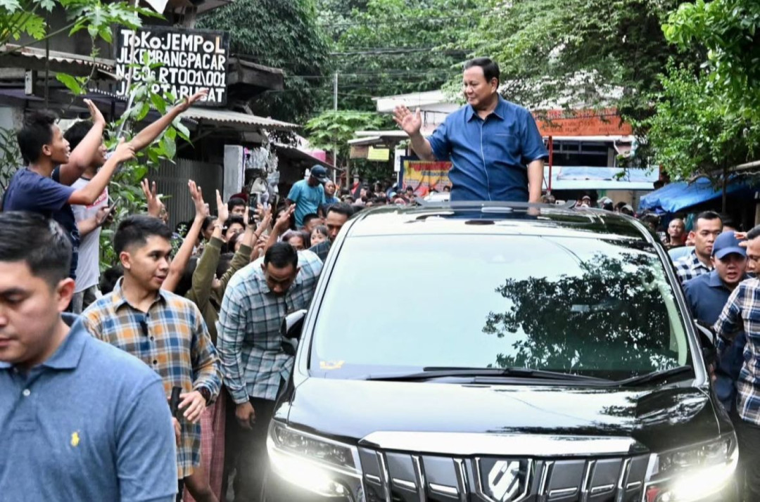 Seskab: Presiden Prabowo Dadakan Blusukan ke Bantaran Rel Senen
