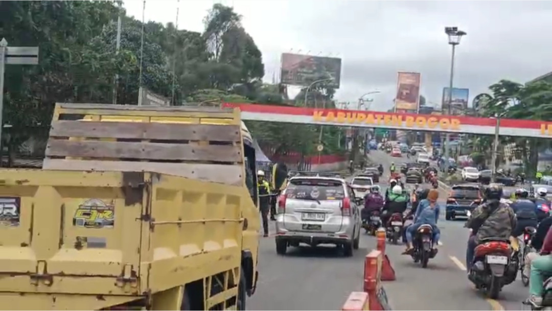 Ribuan Kendaraan Wisatawan Mulai Padati Puncak, Ratusan Personel Polisi dan Supeltas Dikerahkan