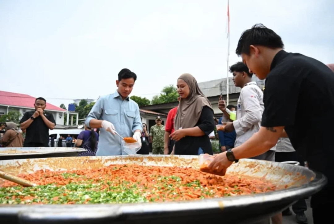 Wapres Gibran Masak Udang Bareng Chef Bobon, Ajak Masyarakat Konsumsi Protein Laut