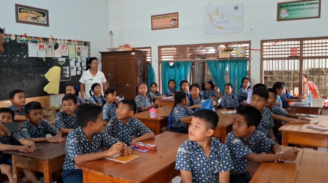 Penyegelan SD di Kubutambahan Paksa Ratusan Siswa Belajar Siang