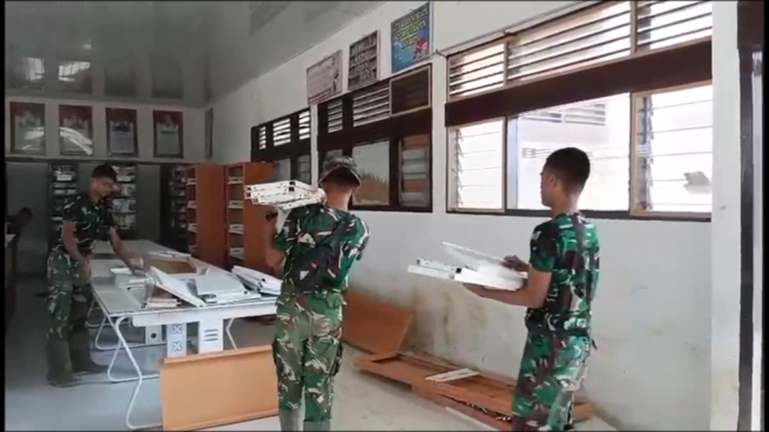 TNI dan Warga Gotong Royong Bersihkan Fasilitas Umum Pascabencana Aceh