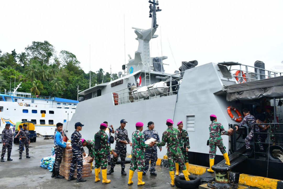 KRI Selar-879 Serahkan Bantuan Logistik TNI AL ke Kepulauan Sitaro