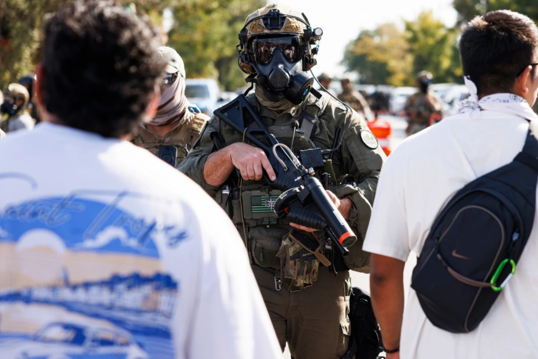 Agen Imigrasi Chicago Meneror Warga dengan Taktik Militer, Helikopter, dan Gas Air Mata