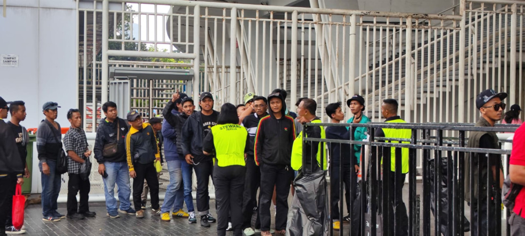 Ribuan Bonek Datangi GBK, Cak Tessy Ajak Suporter Ciptakan Suasana Damai