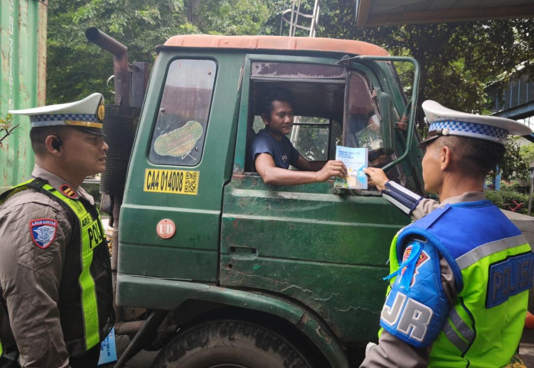 Polda Jatim Tertibkan Truk dan Bus yang Nekat Pakai Lajur Kanan di Tol