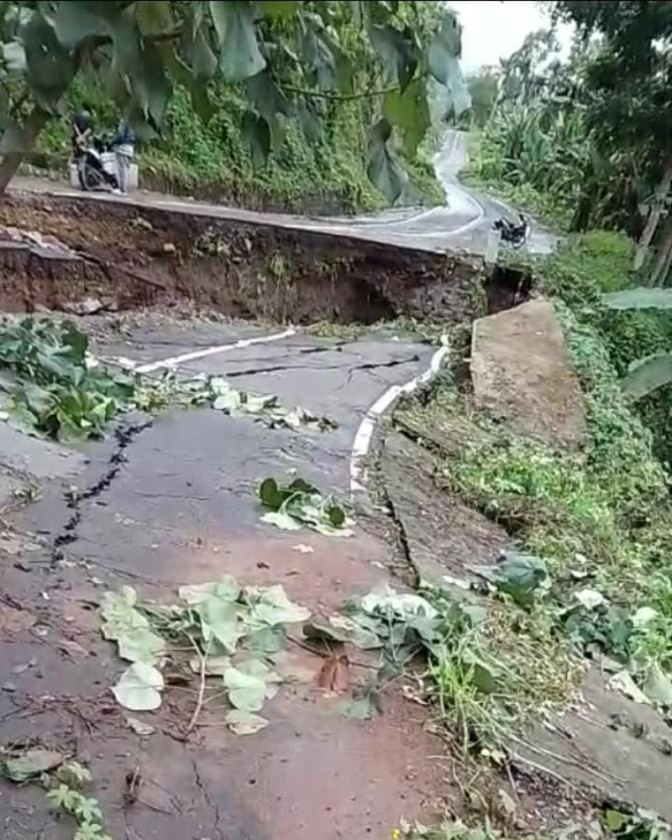 Runtuh Hampir Sepekan, Jalan Penghubung Dua Kecamatan di Adonara Rusak