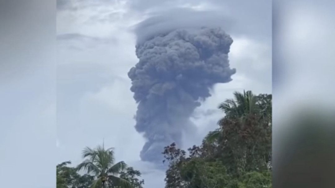 Gunung Dukono Kembali Erupsi, Kolom Abu Capai 1.600 Meter