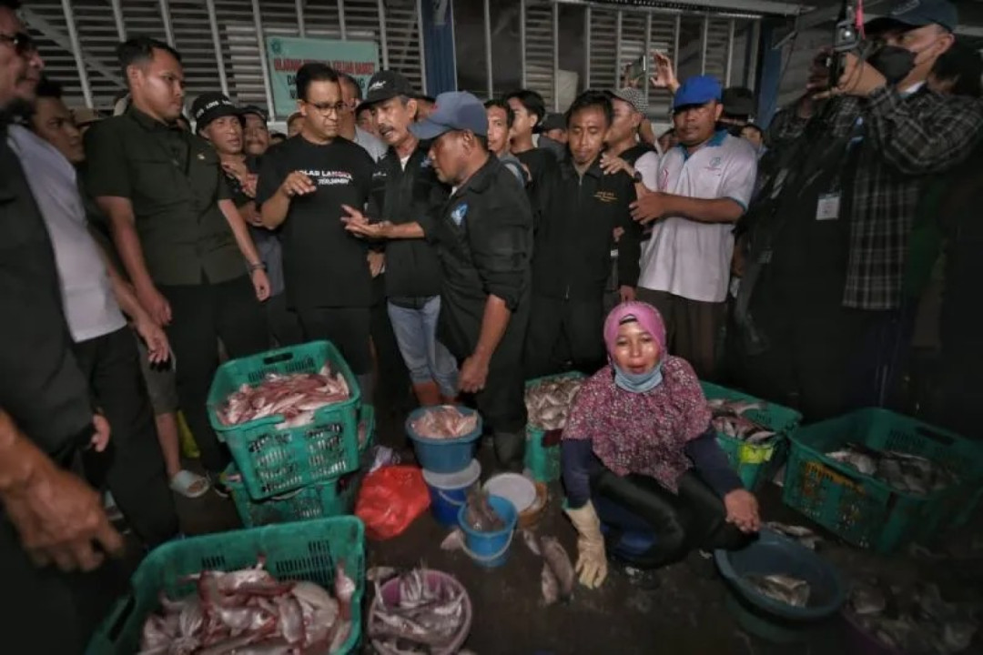 Kunjungi Kawasan Perikanan Desa Brondong Lamongan, Anies Janji Tingkatkan Persediaan Solar