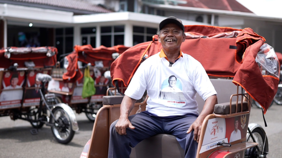 Bantuan Becak Listrik Bantu Mobilitas Penarik Becak Lansia Pacitan