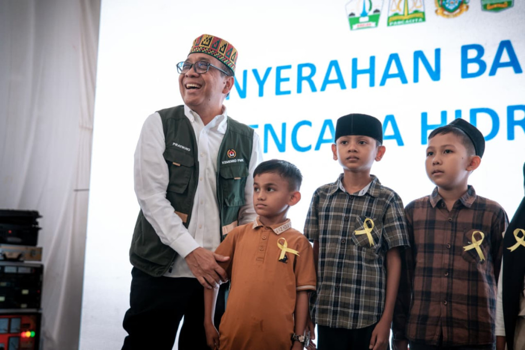 Menko PMK Serahkan Bantuan Stimulan Tahap II di Bireuen