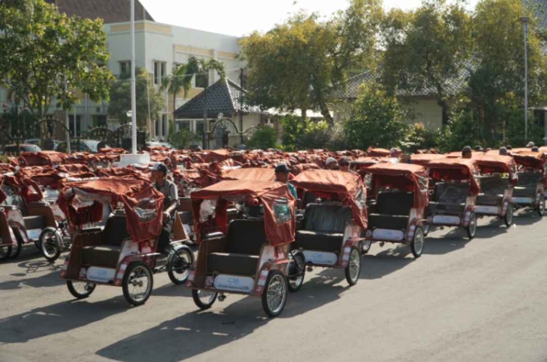Penarik Becak Lansia di Ngawi Terima Becak Listrik Gratis