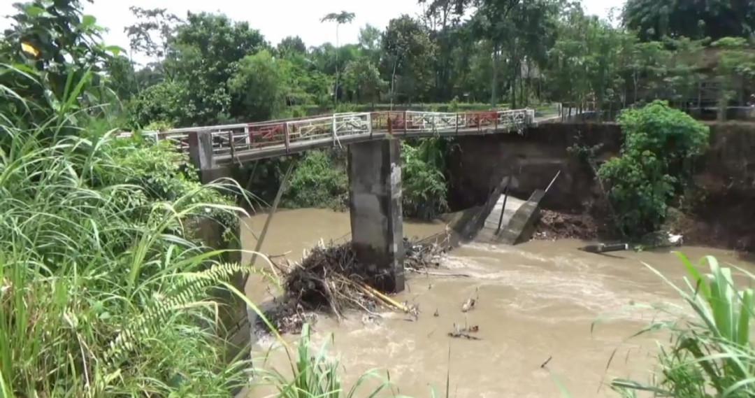 Jembatan Penghubung Desa di Kecamatan Puger Jember Ambrol Akibat Longsor