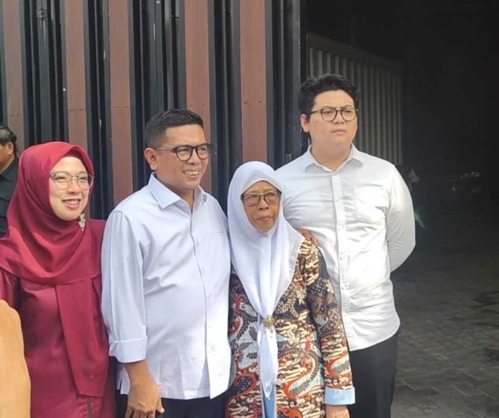 Foto keluarga Andra Soni bersama istri dan anak