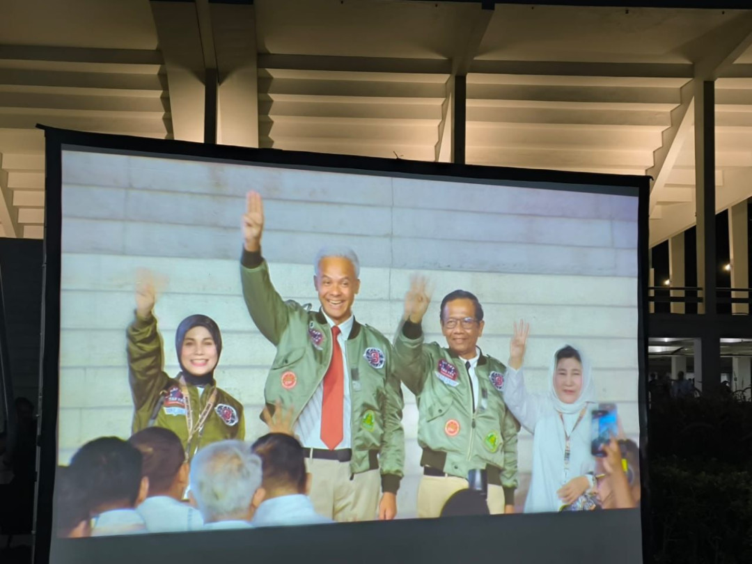 Jelang Debat, Ganjar-Mahfud Kenakan Jaket Top Gun