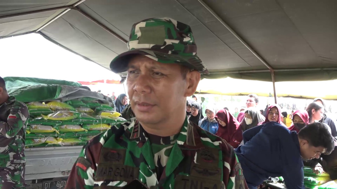 Kodim 1417 Kendari dan Bulog Gelar Pasar Murah di Lokasi TMMD Ke-127