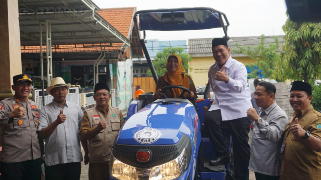 ‎Jadikan Wilayah Sidoarjo Barat Lumbung Pangan, Komisi VII‎ DPR RI Serahkan Bantuan Traktor Roda Empat untuk Kelompok Tani