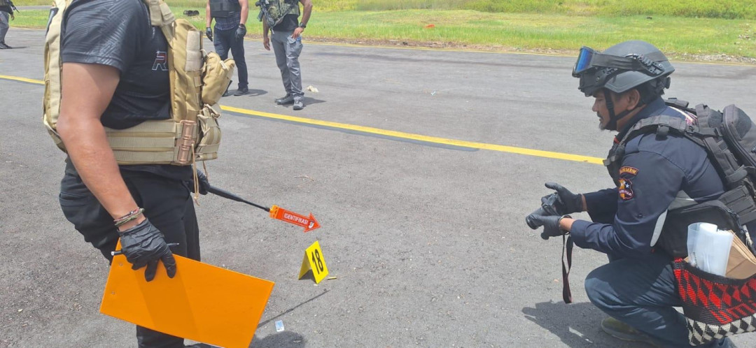 Olah TKP Penembakan Pesawat, Polisi Amankan 13 Lubang Tembakan dan Selongsong Peluru