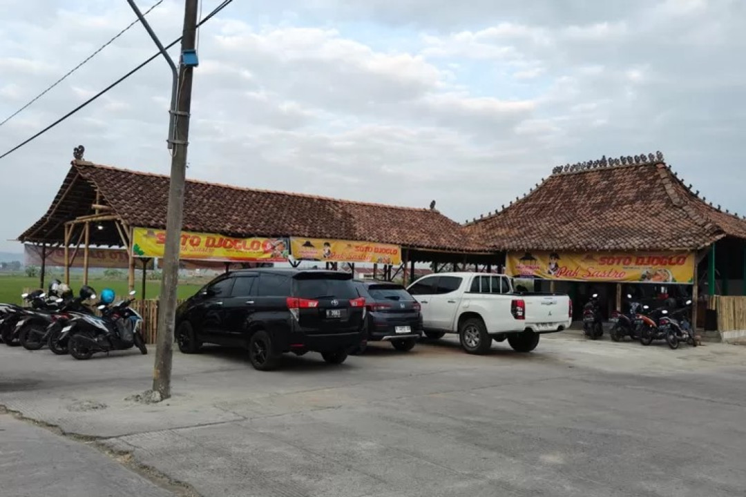 Pengalaman Kuliner Unik, Soto Bening di Tengah Hamparan Sawah dan Pegunungan