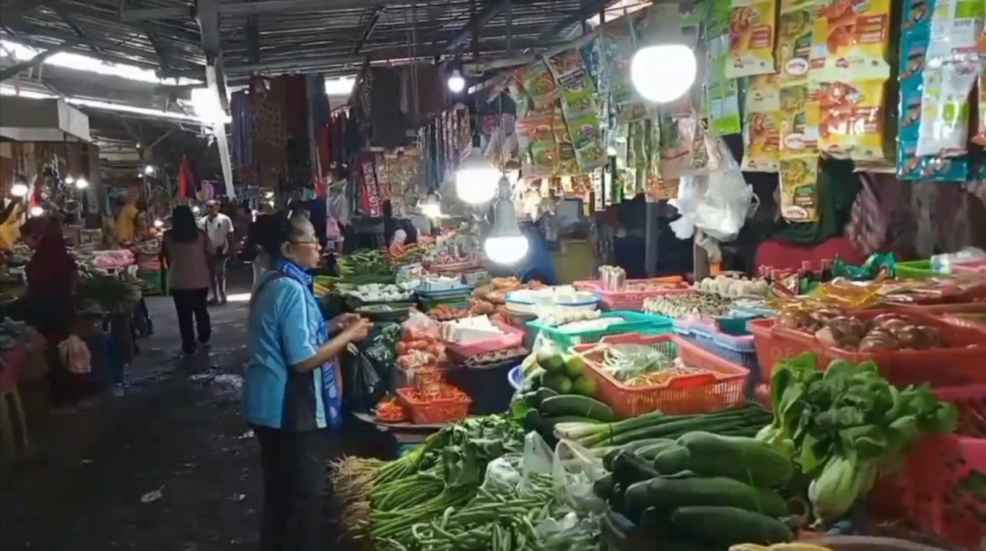 Pasokan Sayuran Lokal di Pasar Binaiya Masohi Melimpah