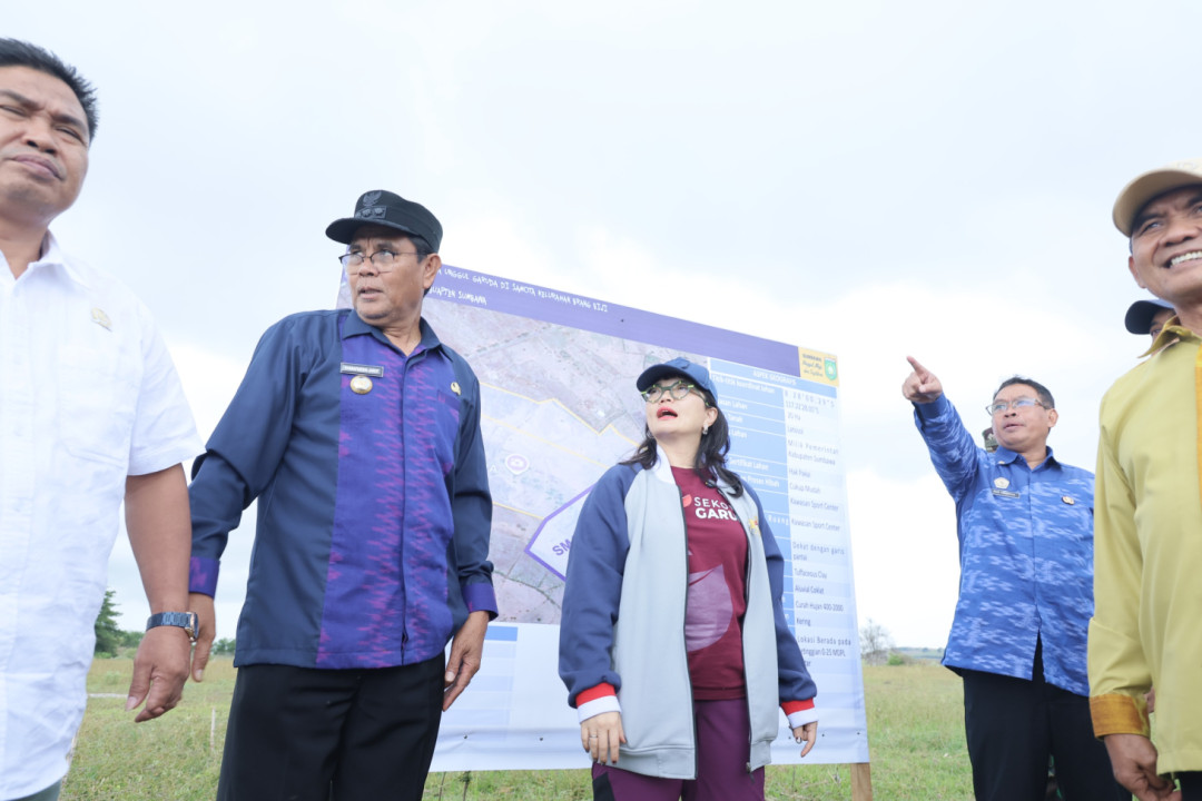 Wamendiktisaintek Tinjau Kesiapan Lahan Calon Sekolah Garuda di Sumbawa