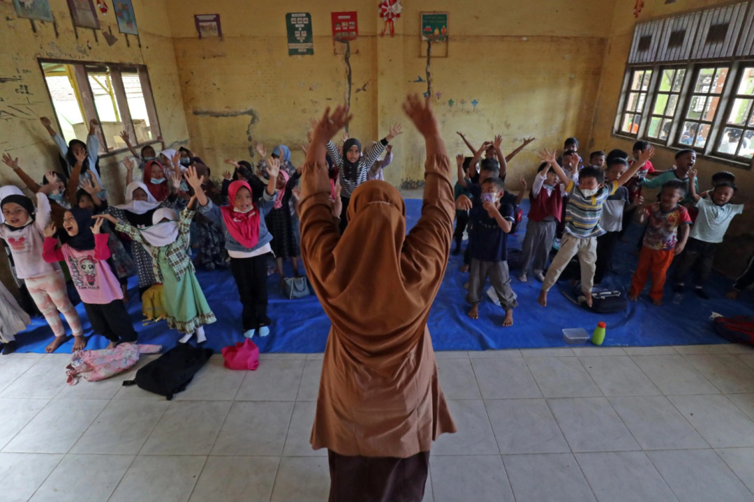 Belajar Beralas Terpal, Siswa SD Negeri 1 Karang Baru Bangkit Pascabencana