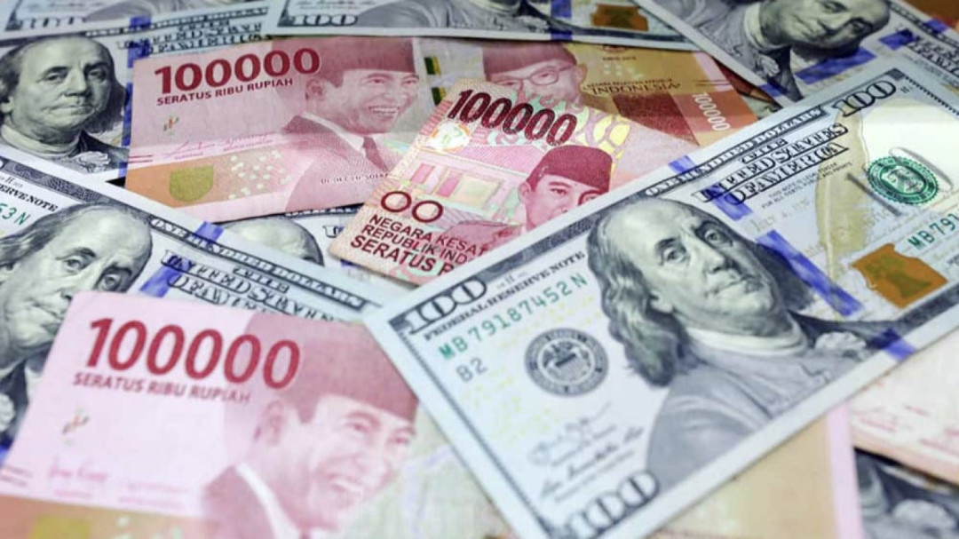 Rupiah Tertekan Sentimen Global, Melemah ke Rp16.893 per Dolar AS
