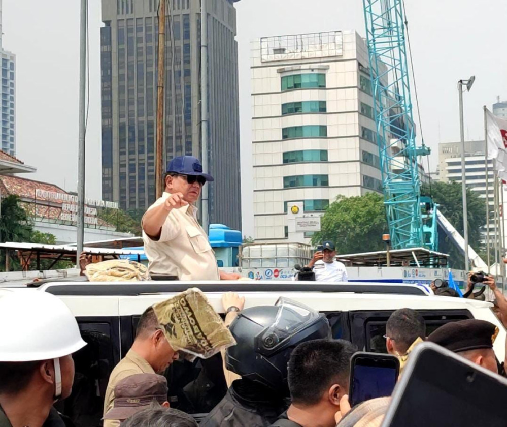 Presiden Prabowo Bagikan Kaos dari Atas Maung Pindad