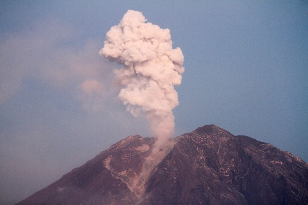 Gunung Semeru Erupsi, Kolom Abu Capai 700 Meter