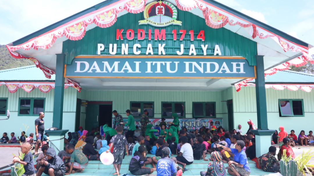 Persit KCK Cabang XLI Kodim 1714/Puncak Jaya Bagikan Makanan untuk Pengungsi