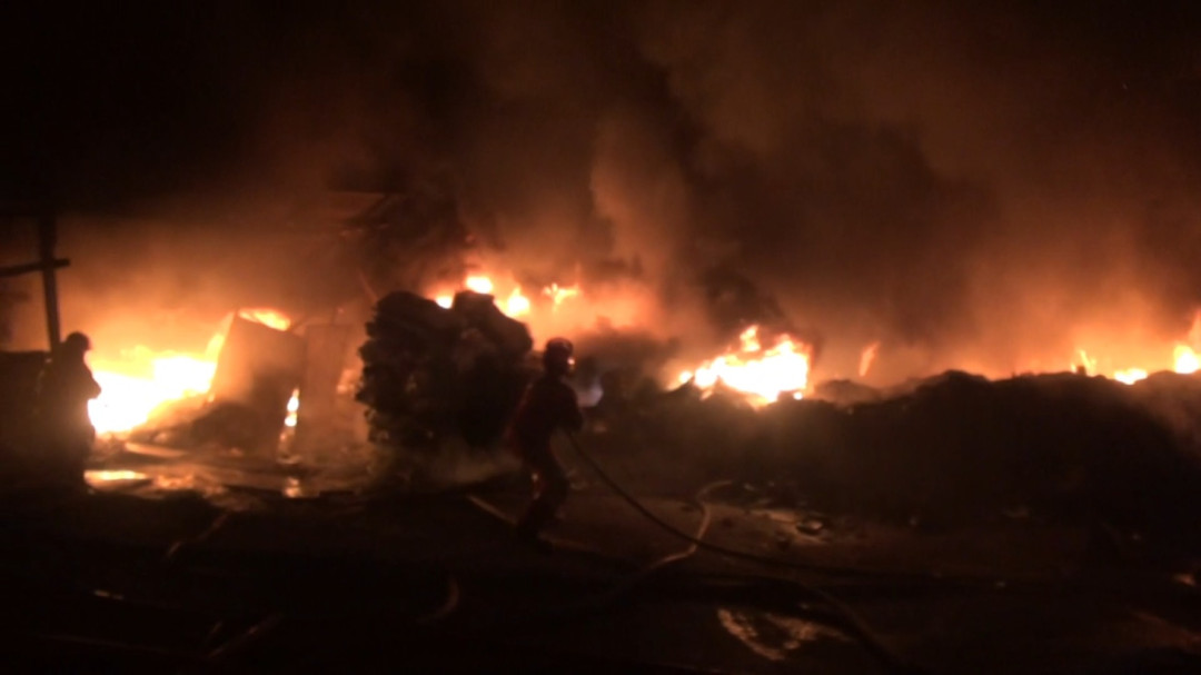 Gudang Rongsokan Hangus Terbakar Si Jago Merah